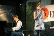 Die Sängerin Stefanie Tannenberg (Diane Willems) und ihr Vater (Nicki von Tempelhoff) beim Auftritt auf dem Ellmauer Sängerfest.