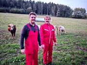 Ganz nah an den "Bauer sucht Frau"-Lieblingen und ihren Liebesgeschichten: Bauernreporter Ralf Herrmann (l.) besucht Bauern und Bäuerinnen der laufenden Staffel, begleitet sie in ihrem Alltag und wirft einen Blick hinter die Kulissen. U.a. ist er bei Bullenzüchter Siegfried (63) aus Hessen  +++