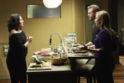 Arizona (Jessica Capshaw, r.) und Mark (Eric Dane, M.) kochen um die Wette, was Callie (Sara Ramirez, r.) vollkommen gegen den Strich geht. Sie hat das Gefühl, nur noch Dinge zu dritt zu unternehmen. Kurzerhand stürzt sie sich in einen neuen Fall ...