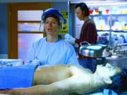 Jordan (Jill Hennessy) und Nigel (Steve Valentine) setzen sich über ein Verbot hinweg und obduzieren eine Leiche.