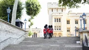 Vier Gardisten am Tower of London.