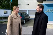 Isabelle (Ania Niedieck) ist zuversichtlich, dass Kilian das Angebot annehmen wird. Rechts Justus (Matthias Brüggenolte)