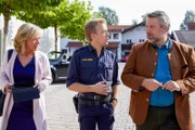Polizeihauptmeister Mohr (Max Müller, M.) informiert die Kommissare Danner (Katharina Abt, l.) und Stadler (Dieter Fischer, r.) über erste Erkenntnisse zum Mordopfer.