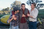 Alberto (Ben Mortley, l.) und Nick (Brett Tucker, r.) helfen dem verletzten Alex (Aaron Jeffery) auf die Beine.