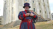 Rabenmeister Chris Skaife mit einem Raben am Tower of London.