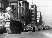 Parade der Panzereinheit in der Ginza-Straße in Tokio, Japan, am 8. Januar 1943.
