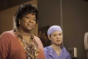 Während Webber seine 10.000 Operation vornimmt, wird Adele (Loretta Devine, l.) ins Krankenhaus gebracht, nachdem sie nachts durch die Straßen irrte. April (Sarah Drew, r.) versucht sie zu beruhigen ...