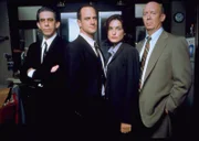 V. l.: Detective John Munch (Richard Belzer), Detective Elliot Stabler (Christopher Meloni), Detective Olivia Benson (Mariska Hargitay), Captain Donald Cragen (Dann Florek).