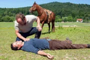 Beim ersten Ausreiten mit der neuen Stute fällt Matthias (Markus Pfeiffer, vorne) vom Pferd. Bernd (Martin Wangler) findet ihn auf der Wiese.