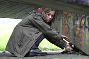 Franzi (Friederike Linke) will sich nicht mit ihren mühsam und illegal erworbenen Pillen erwischen lassen und versteckt sie unter eine Brücke.