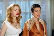 Gemeinsam versuchen Phoebe (Ayssa Milano, r.), Piper und Paige (Rose McGowan, l.), die Phoenix-Hexe Bianca zu besiegen ...