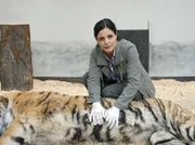 Dr. Susanne Mertens (Elisabeth Lanz) untersucht den Tiger Tarik.