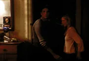 Buffy (Sarah Michelle Gellar, r.) und Riley (Marc Blucas, l.) werden von einem Erdbeben überrascht.