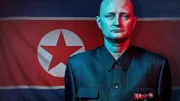 Als Spion in Nordkorea - ein Familienvater aus Dänemark will undercover die Verstrickungen des Regimes in den internationalen Waffen- und Drogenhandel aufdecken.