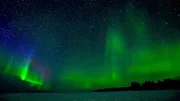 Bei idealen Wetterbedingungen hat man vielleicht das Glück die Aurora Borealis über dem gefrorenen Inari-See zu bestaunen.