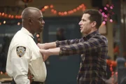 Captain Ray Holt (André Braugher, l.); Jake Peralta (Andy Samberg, r.)