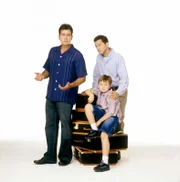 Charlie (Charlie Sheen, l.), Alan (Jon Cryer, r.) und Jake (Angus T. Jones, M.)