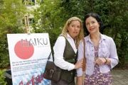 Als Marie (Karin Thaler, l.) und Sekretärin Stockl (Marisa Burger, r.) Haiku-Dichter Shiki Masaoka aufsuchen wollen, ahnen sie nicht, dass dieser erstochen wurde.