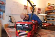 The tinkering expert Kersten with his son builds the special fire engine SLF 4000/250 on a scale of 1:14.