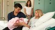 Annette Bering (Sinja Dieks, r.) und Gregor Hausmann (Rahul Chakraborty, l.) sind glücklich über die Geburt ihrer Tochter. Lena (Patricia Aulitzky, M.) weiß, dass sie jedoch einen Weg finden müssen, um angemessen für das Baby zu sorgen.