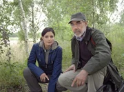 Susanne (Elisabeth Lanz) und ihr Vater Georg Baumgart (Gunter Schoß) haben die verletzte Wölfin gefunden.