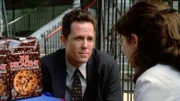 Detective Brian Cassidy (Dean Winters) unterhält sich mit einem Mädchen (Darstellername nicht zu ermitteln). Hat sie den getöteten Jungen gekannt?