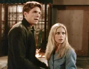 Buffy (Sarah Michelle Gellar, r.) und Riley (Marc Blucas, r.) machen sich auf den Weg, die Monster zu bekämpfen ...