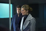 Versuchen einen Fall aufzuklären, bei dem sich eine Frau angeblich zu Tode erschreckt hat: Castle (Nathan Fillion, l.) und Beckett (Stana Katic, r.) ...