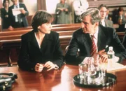 Die Staatsanwälte Jack McCoy (Sam Waterston, re.) und Jamie Ross (Carey Lowell) beschließen Anwalt Baker eine Falle zu stellen, um an seine Hintermänner am Gericht zu gelangen.