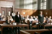 (v.l.) Die Staatsanwältinnen Tracey Kibre (Bebe Neuwirth) und Kelly Gaffney (Amy Carlson) mit der Anwältin der Verteidigung, Karla Grizano (Lorraine Bracco) und dem Angeklagten Jimmy Colby (Aidan Gillen).