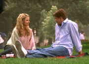 Riley (Marc Blucas, r.) hat Buffy (Sarah Michelle Gellar) zu einem Picknick eingeladen.