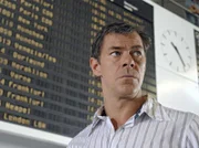 Christoph (Sven Martinek) wartet am Flughafen auf die verspätete Maschine seiner Ex-Frau Viola.