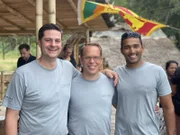 Die Gründer der ECOmine in Sri Lanka: Leander Schnorr, Peter Janowski und Mewan Gunawardena (von links nach rechts). Ihre Öko-Mine soll die weltweit erste zertifizierte Saphir-Mine werden, mit höchsten Standards für Arbeitsbedingungen, Umweltverträglichkeit sowie eine lückenlos transparente Lieferkette.