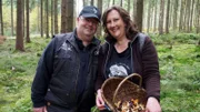 Michael und Meike sammeln Pilze für ihr Abendessen und genießen den Wald. Meike hat sich in der Freizeit zur Pilzsachverständigen qualifiziert und streift mit ihrem Mann oft durch die Wälder bei Bad Rothenfelde.