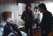 Jim (Michael Durrell, r.) besucht mit Jonathan (Michael Landon, 2.v.l.) und Matt (Matthew Laborteaux, 2.v.r.) seinen Vater Harry (Lew Ayres) im Altersheim.