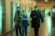 Kann Krankenschwester Lockhart (Romy Rosemont, M.) Richard Castle (Nathan Fillion, r.) und Kate Beckett (Stana Katic, l.) bei den Ermittlungen in einem neuen Fall weiterhelfen?