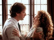 Dr. Tod Grimes (Scott Bryce, l.) versucht, Stephanie (Alla Korot, r.) beizubringen, dass ihr Verhältnis beendet ist, da er seine Frau liebt.