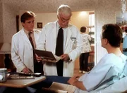 Jesse (Charlie Schlatter, l.) und Mark (Dick Van Dyke, M.) haben einige Laborergebnisse erhalten, die mit dem tatsächlichen Zustand des Patienten Dave (Todd Kimsey, r.) nur wenig zu tun haben.