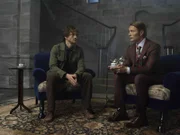 (2. Staffel) - Wie lange kann Hannibal (Mads Mikkelsen, r.) die Aussagen seines alten Freundes Will (Hugh Dancy, l.) noch als Hirngespinste abtun?