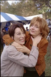 L-R:Lois (Jane Kaczmarek) und Meg (Susan Sarandon)