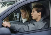 Reese (Justin Berfield, r.) ist in seiner ersten Fahrstunde völlig überfordert. Seine Freundin Jackie (Rheagan Wallace, l.) findet das amüsant ...