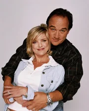 (1. Staffel) - Obwohl sie unterschiedlicher nicht sein könnten, sind Jim (Jim Belushi, hinten) und seine Frau Cheryl (Courtney Thorne-Smith , vorne) ein unschlagbares Team ...