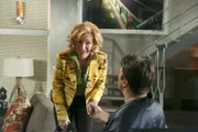 Martha (Susan Sullivan, l.) kümmert sich um ihren Sohn (Nathan Fillion, r.), der nach einem Skiunfall an die Wohnung gefesselt ist ...