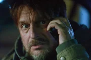 Harald Stracke (Peter Trabner) telefoniert mit Nina Rubin, um ihr zu sagen, dass er Tolja in seiner Gewalt hat.