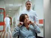 Semir (Erdogan Atalay) findet seine Ex-Chefin Anna Engelhardt (Charlotte Schwab) total verstĂ¶rt in der Psychiatrie und versucht mit ihr, getarnt als Pfleger, aus der Klinik zu fliehen.