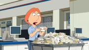 Lois muss wegen Stewies Kita-Wechsel zu einer kostspieligeren Einrichtung einen Nebenjob im Postamt annehmen ...