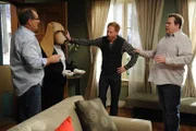 Jay (Ed O'Neill, l.) schildert Mitchell (Jesse Tyler Ferguson, M.) und Cameron (Eric Stonestreet) sein Problem: Gloria möchte seine geliebte Hundebutler-Figur aus dem Haus entfernen...