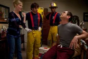 Phil (Ty Burrell, r.) weiss gerade nicht, was schlimmer ist: seine Schmerzen oder die Tatsache, dass Claire (Julie Bowen) sich mitten in der Nacht für den attraktiven Feuerwehrmann (Joey Baker, 2.v.l.) und seinen Kollegen (Darst. unbekannt) gestylt hat.