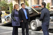 Agent Guerrero (Jed Bernard, r.) teilt Castle (Nathan Fillion, M.) und Beckett (Stana Katic, l.) mit, dass sie den Tatort nicht betreten dürfen ...
