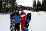 Checker Tobi mit Andrea Koiky. Die Snowboardlehrerin bringt Tobi das Snowboarden bei.
